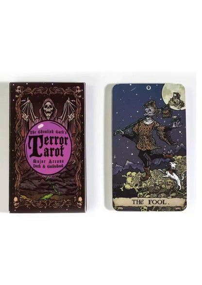The fool tarotkarte aus dem ghoulish garb terror tarot zeigt eine skelettfigur in gothic kleidung vor mond und bergen