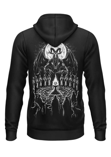 Schwarzer hoodie-modell vereint robuste mit detailliertem weißem schädel schlange rückenprint baphomet und mond