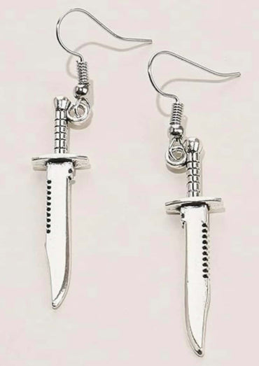 Silberne the knife ohrringe in dolchform mit detaillierten griffen und gezackten klingen im gothic horror stil