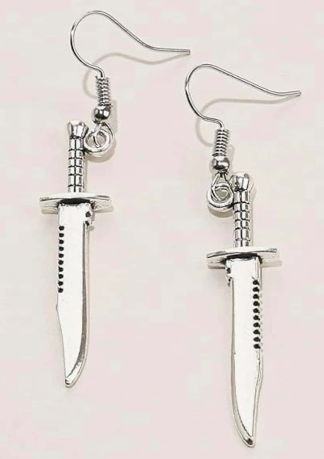 Silberne the knife ohrringe in dolchform mit detaillierten griffen und gezackten klingen im gothic horror stil