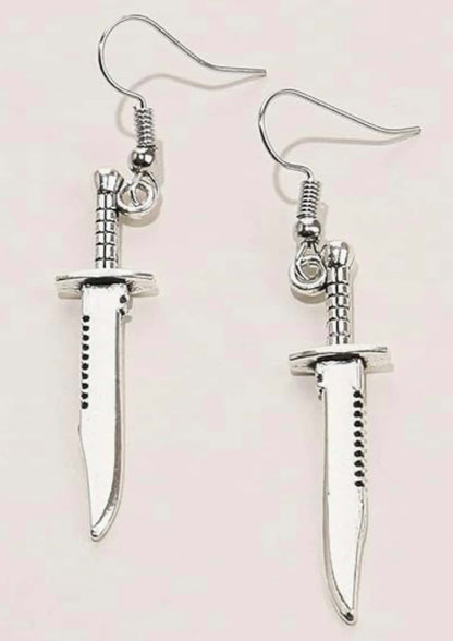Silberne the knife ohrringe in dolchform mit detaillierten griffen und gezackten klingen im gothic horror stil