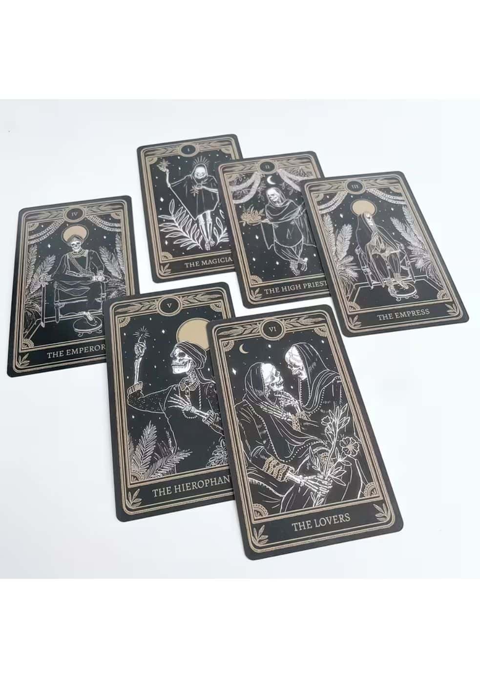 Schwarze marigold tarotkarten mit silbernen folieillustrationen und skelettfiguren für lizenzierte kleidung ltd
