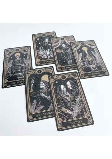 Schwarze marigold tarotkarten mit silbernen folieillustrationen und skelettfiguren für lizenzierte kleidung ltd