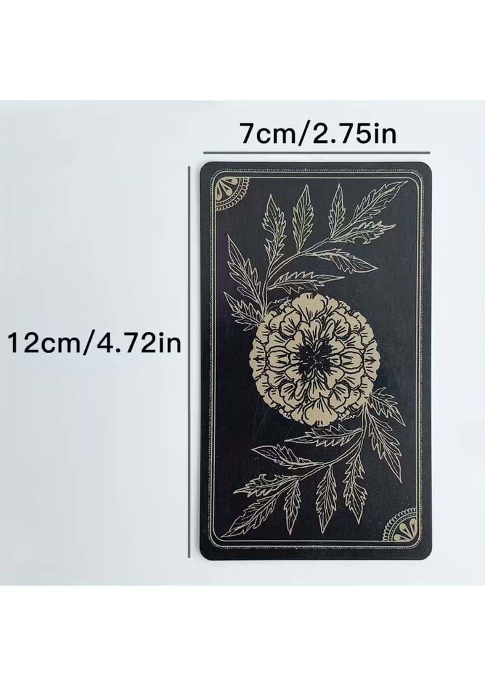 Schwarze rechteckige karte der marigold tarot mit weißer linienzeichnung einer ringelblume und blättern