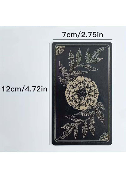 Schwarze rechteckige karte der marigold tarot mit weißer linienzeichnung einer ringelblume und blättern