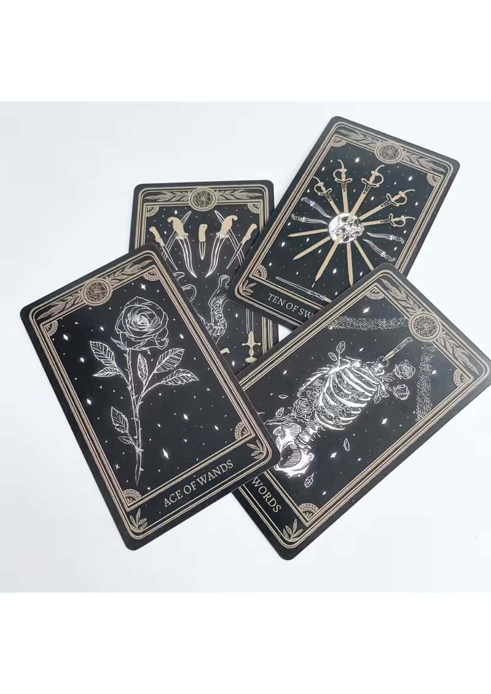 Schwarze tarotkarten mit silbernen folieillustrationen und kunstvollen rahmen aus der marigold tarot kollektion