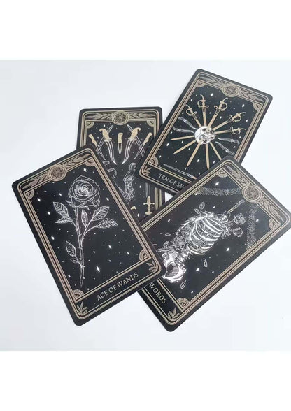 Schwarze tarotkarten mit silbernen folieillustrationen und kunstvollen rahmen aus der marigold tarot kollektion