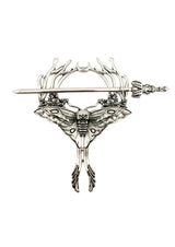 Silberne Haarnadel in Form einer Motte mit aufwendigen Details von Schädel und Flügeln, verziert mit geweihähnlichen Ästen über einer schlanken Klinge.