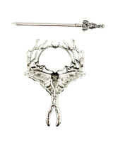 Silberne Haarnadel im Krebs-Thema mit aufwendiger Verarbeitung und einem dekorativen Griff.