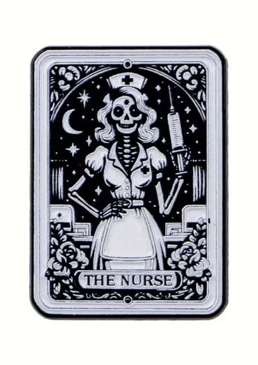 The nurse pin schwarz-weiße emaille gothic design mit feiner gravur zeigt eine skelettschwester vor sternenhimmel