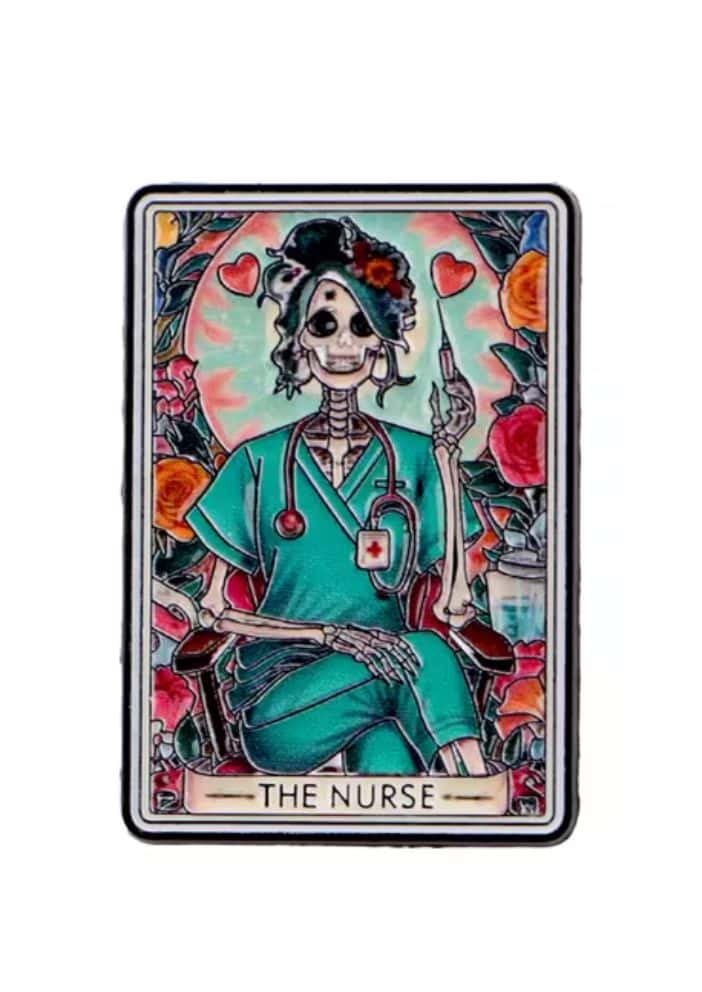 Ein rechteckiger emaille pin the nurse tarot mit einem skelett in teal scrubs und blumen im gothischen kleidung stil