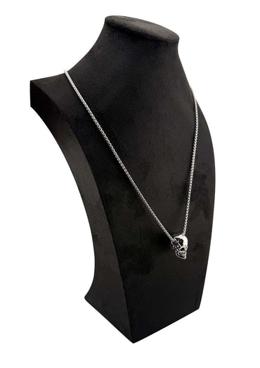 Silberner dreidimensionaler totenkopf-anhänger an fesselnder halskette elegant hindurchgezogen