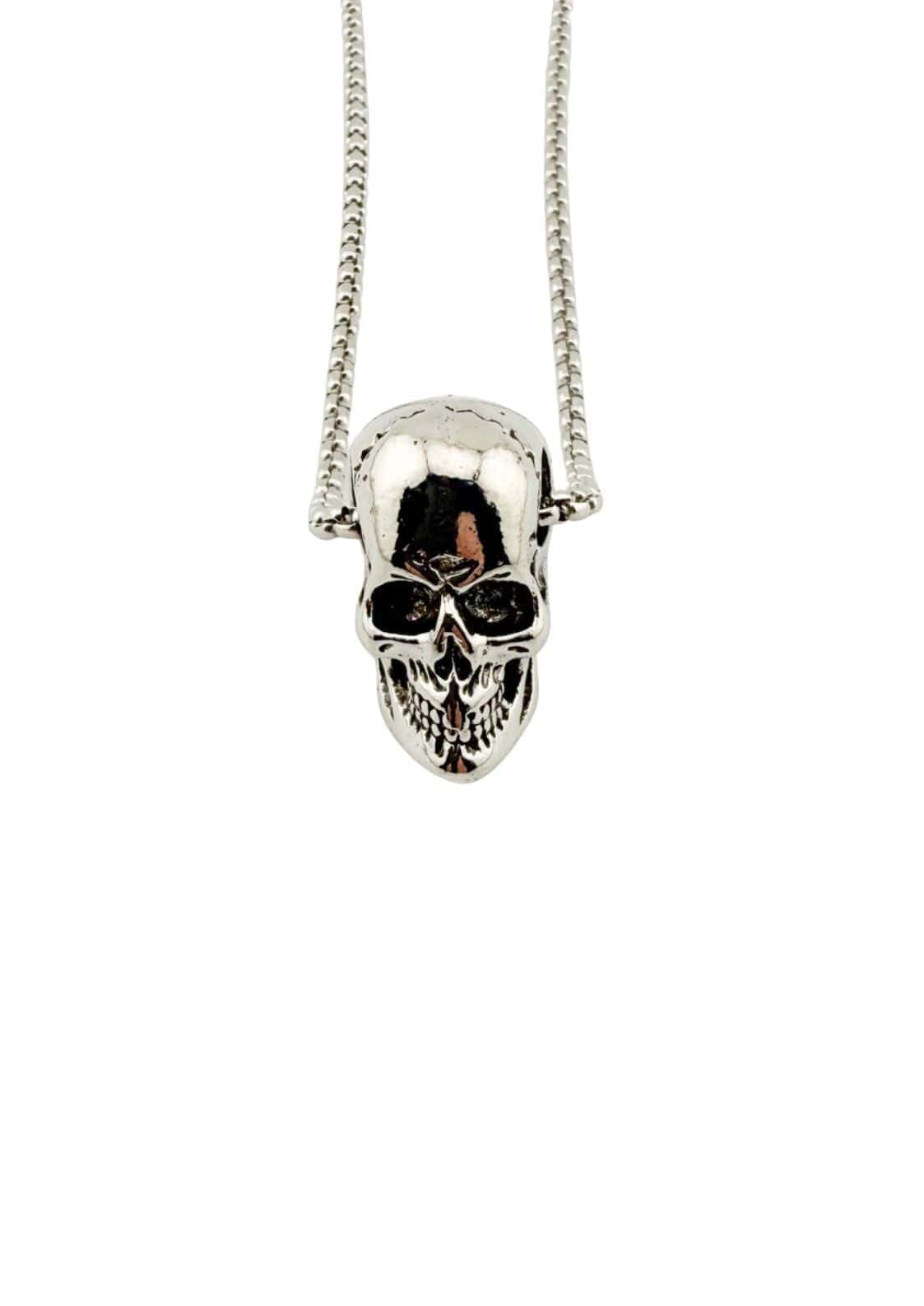 Dreidimensionalen totenkopf-anhänger in silber an einer elegant hindurchgezogenen fesselnden halskette
