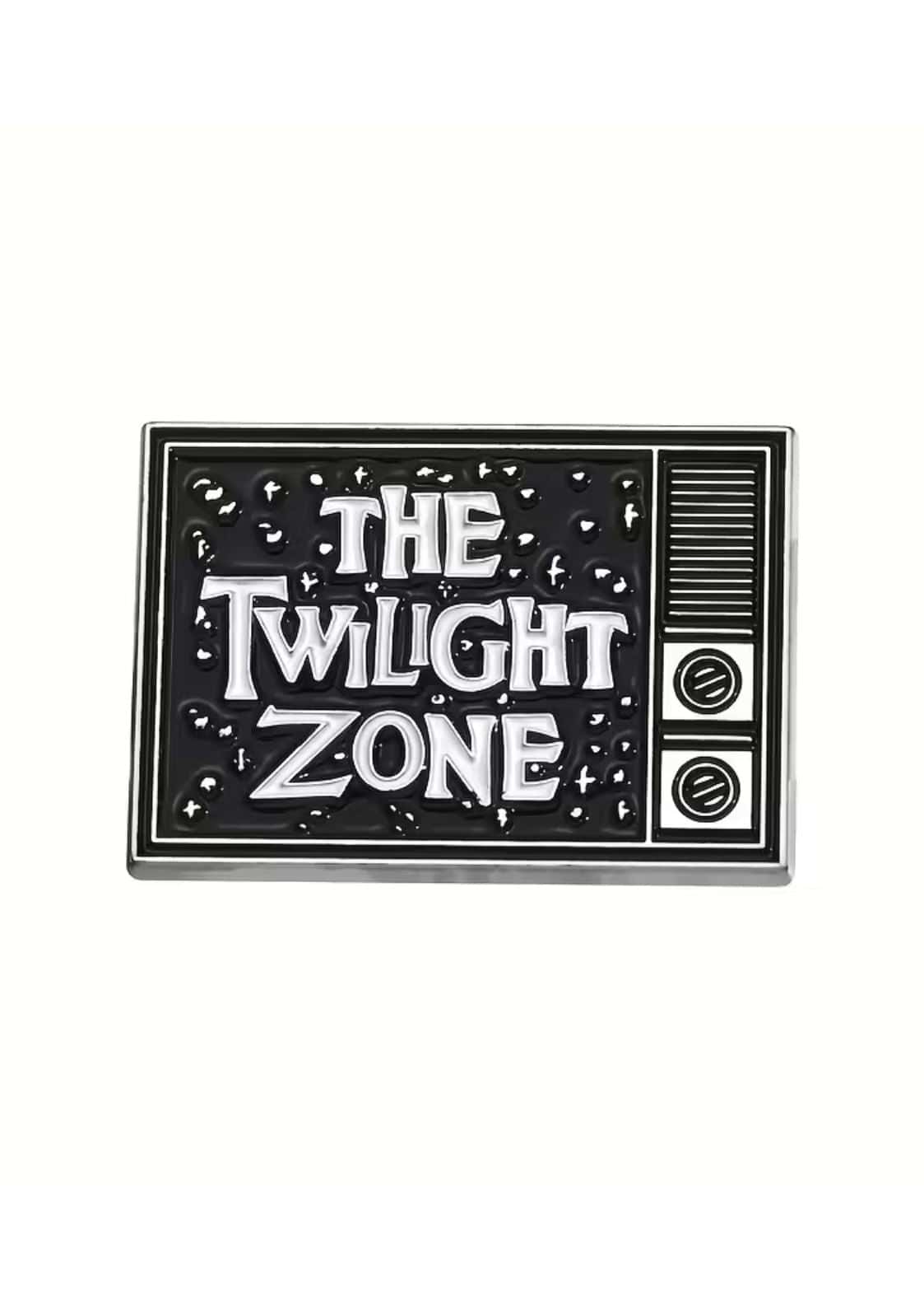 Schwarz-weiße Emaille-Anstecknadel in Form des Fernsehers ’The Twilight Zone’.