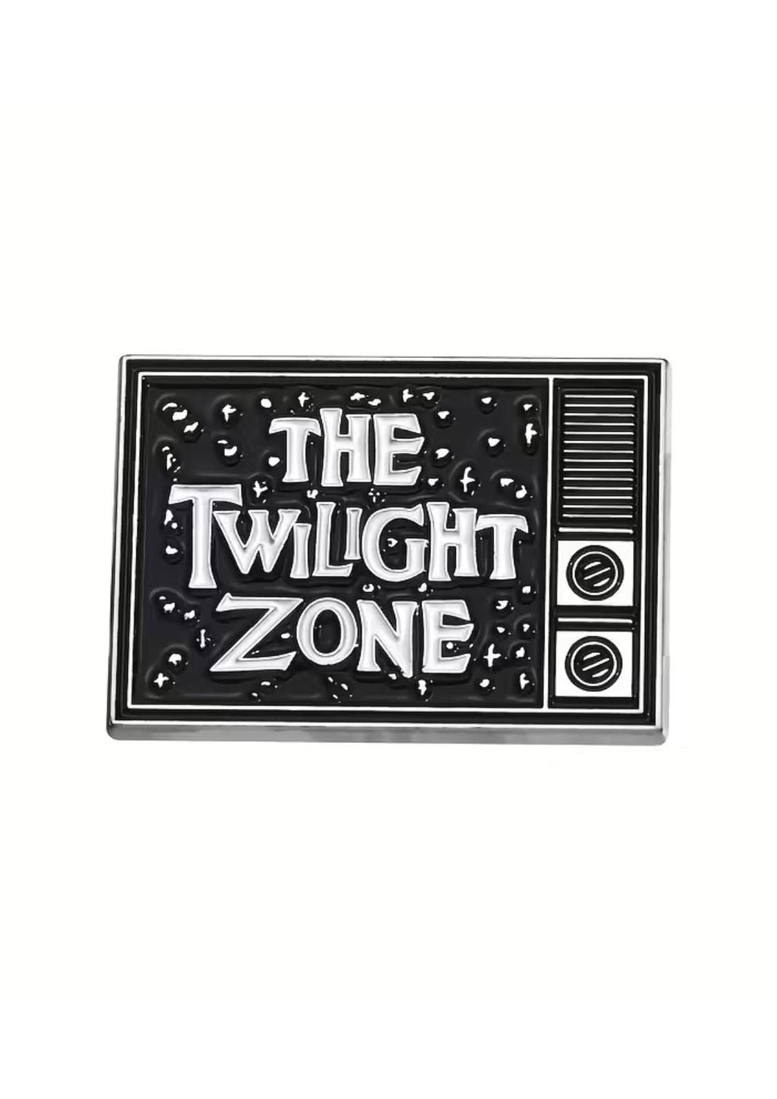 Schwarz-weiße Emaille-Anstecknadel in Form des Fernsehers ’The Twilight Zone’.