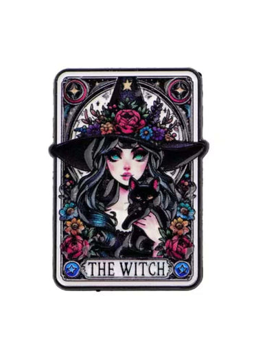 Detaillierter enamel pin hexe mit katze mit schwarzem haar grün Augen Blumenhut und katze anstecker auf dekorativem hintergrund