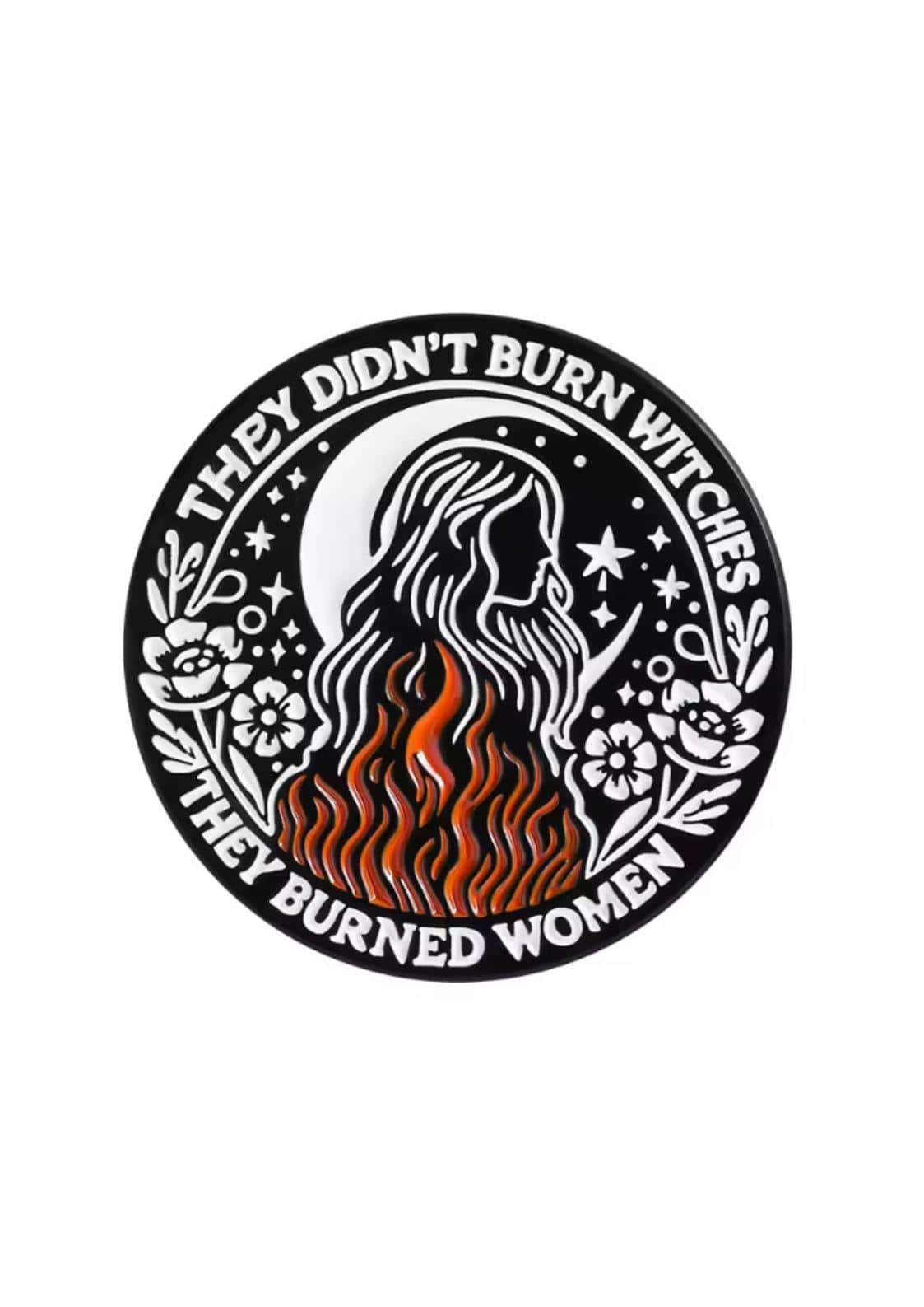 Schwarzer runder email pin they didn´t burn witches mit detailliertes design und feuerrotem hexenmotiv als perfekte ergänzung gothic pin