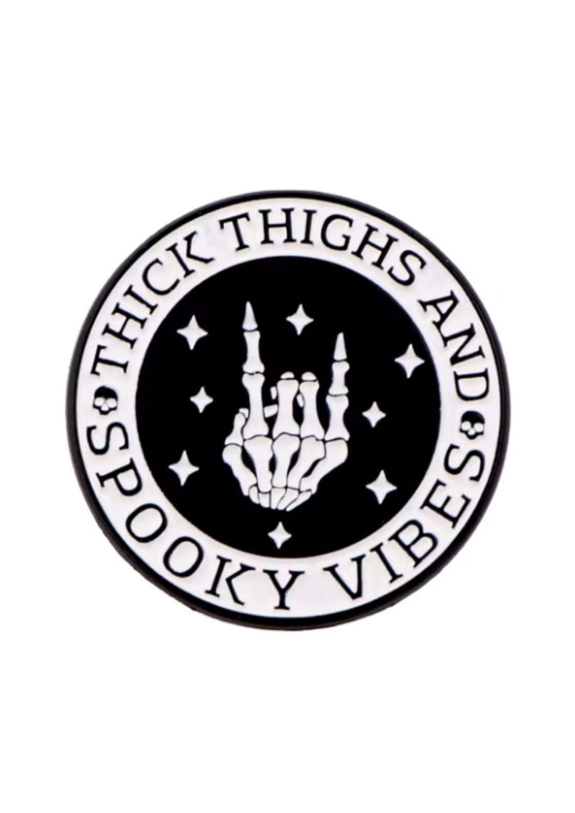 Schwarzer und weißer Spooky Vibes Pin.