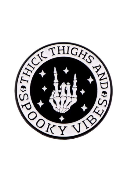 Schwarzer und weißer Spooky Vibes Pin.