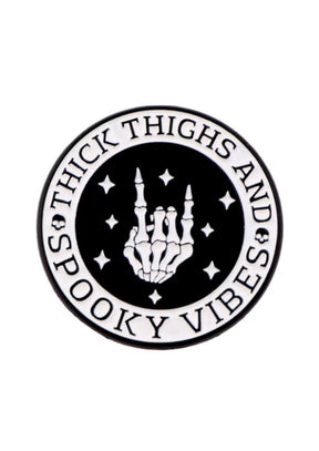 Schwarzer und weißer Spooky Vibes Pin.