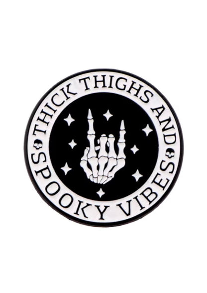 Schwarzer und weißer Spooky Vibes Pin.
