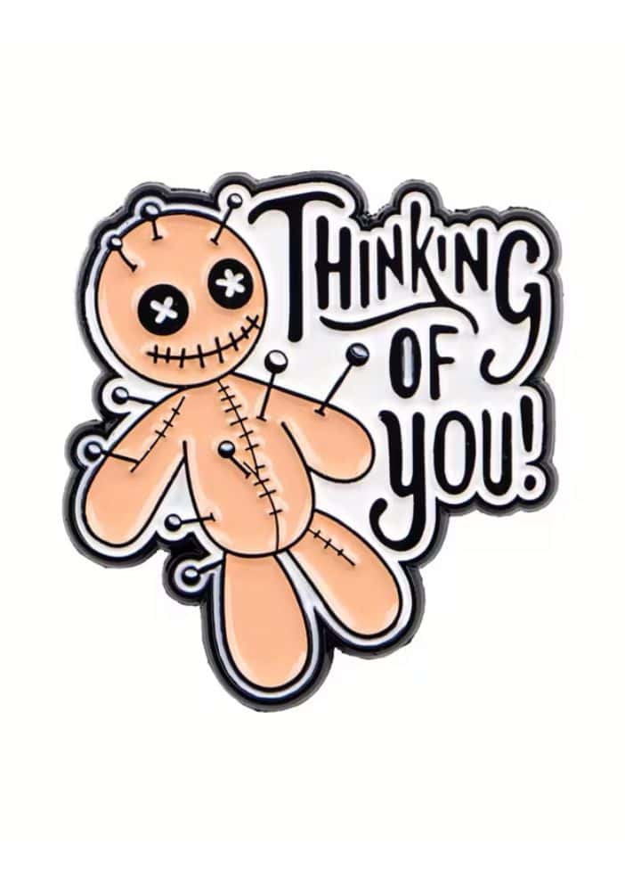 Peachfarbener voodoo puppe enamel pin mit schwarzen stichen und nadeln zum thema gothic horror dark fashion thinking of you