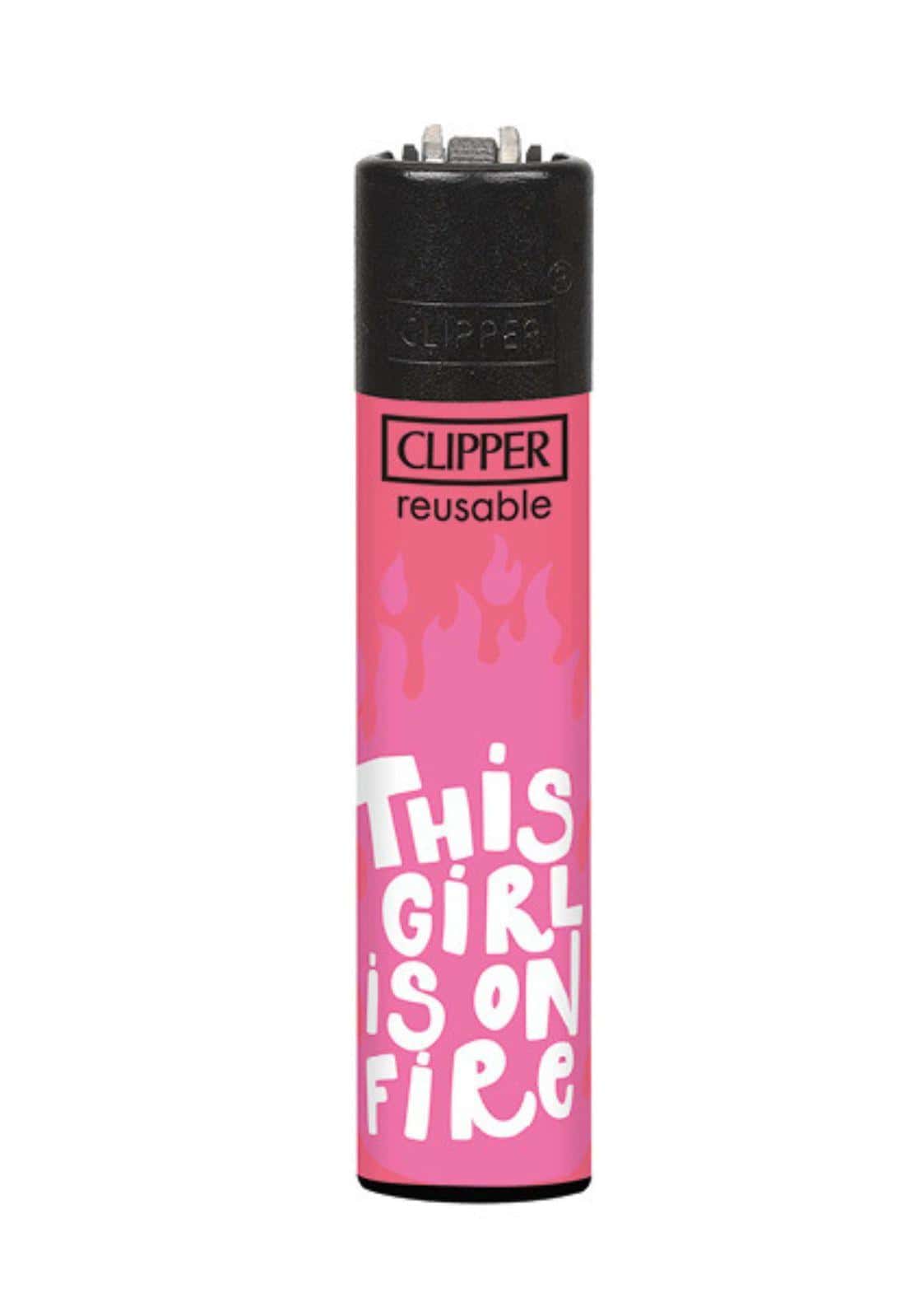 Pink wiederbefüllbares clipper feuerzeug mit weißen flammengrafiken und text this girl is on fire im gothic und dark fashion stil