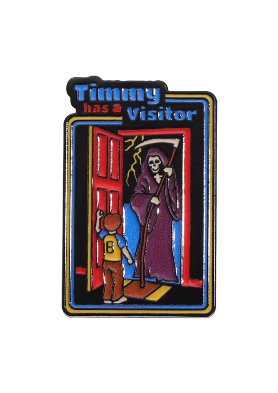 Ein rechteckiger Emaille-Anstecker mit dem Text „timmy hat einen Besucher“ über einer Illustration eines Kindes in einem gelben Hemd und braunen Hosen, das vor einer roten Tür steht, wobei eine in Purpur gekleidete Sense tragende Todesfigur von hinten daraus erscheint.