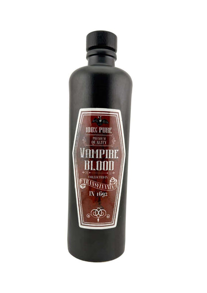 Schwarze tonkrug flasche mit vampirblut etikett in gotischer schrift 500 ml horror und gothic kleidung design