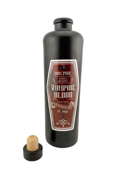 Schwarze tonkrug flasche 500 ml mit holzgriffkorken und vintage gothic vampire blood etikett für horror und gothic kleidung fans