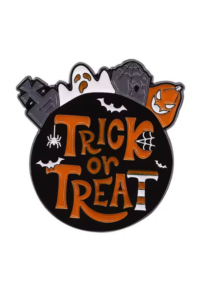 Halloween-inspirierter Emaille-Anstecker mit „Streiche oder Süßes“ in Orange und Schwarz, umgeben von gruseligen Symbolen.