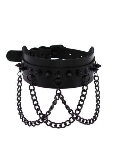 Schwarzer spiked choker mit triple chain aus ketten und anhängenden ketten für den alltag geeignet