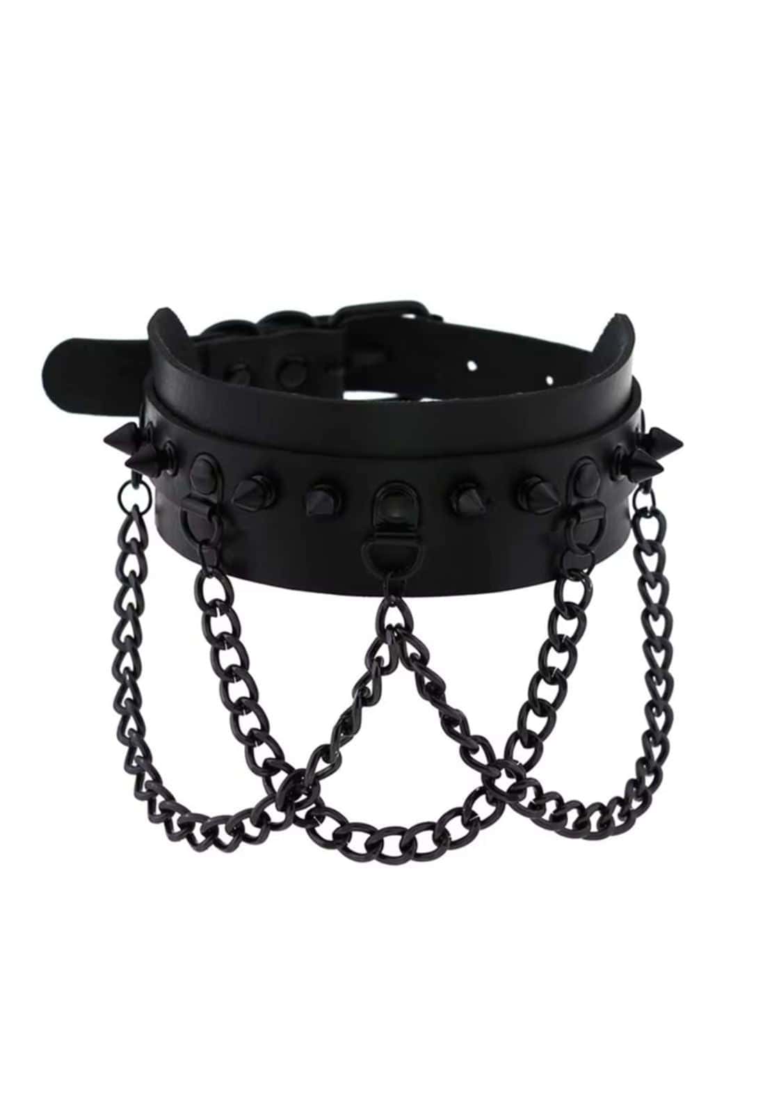 Schwarzer spiked choker mit triple chain aus ketten und anhängenden ketten für den alltag geeignet