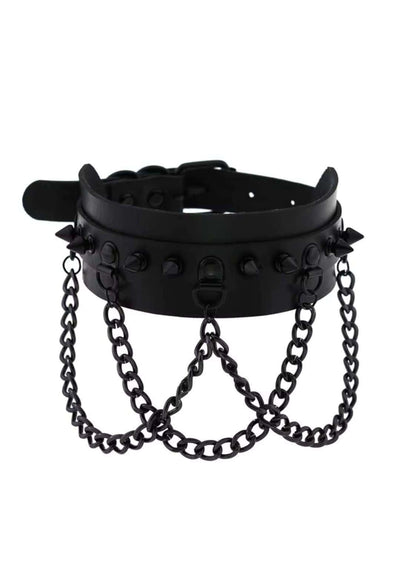 Schwarzer spiked choker mit triple chain aus ketten und anhängenden ketten für den alltag geeignet