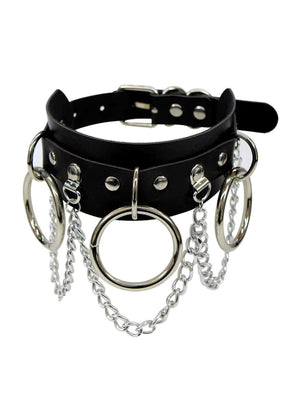 Schwarzes Lederhalsband mit silbernen Ringen und Ketten.