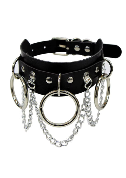 Schwarzes Lederhalsband mit silbernen Ringen und Ketten.