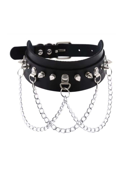 Schwarzes lederchoker mit silbernen spikes und triple chain aus edelstahl für einen markanten style