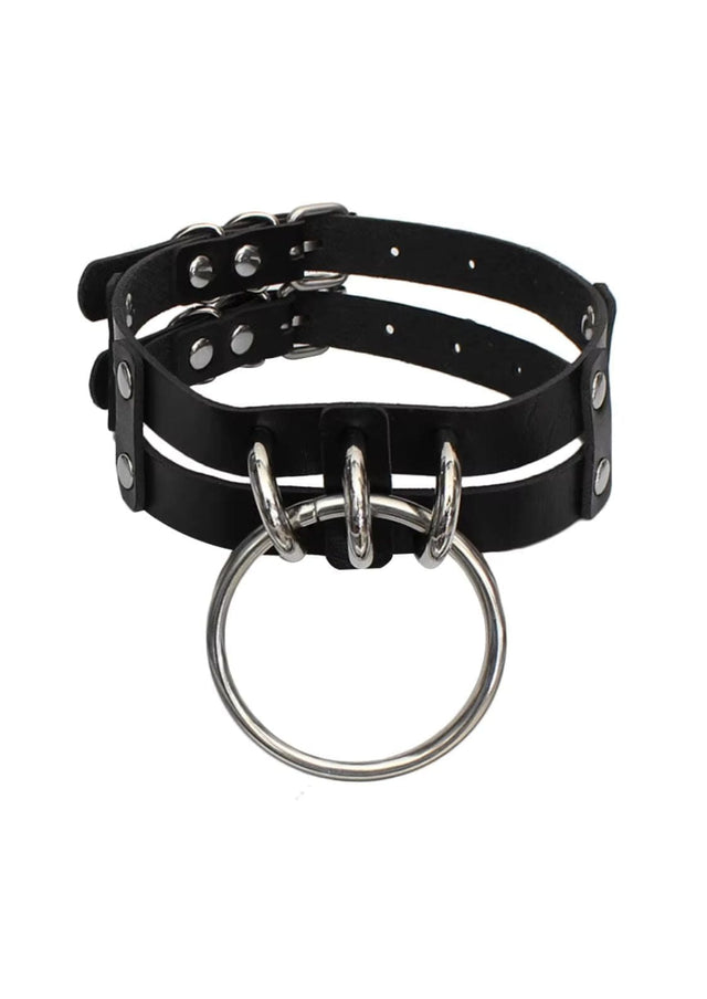 Schwarzes Lederhalsband mit Metallring und Nieten, inspiriert von der BDSM-Kultur.