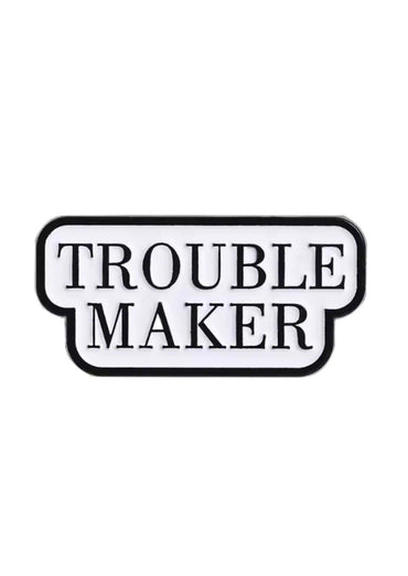 Schwarzer und weißer trouble maker enamel pin im gothic horror design für modeaccessoires