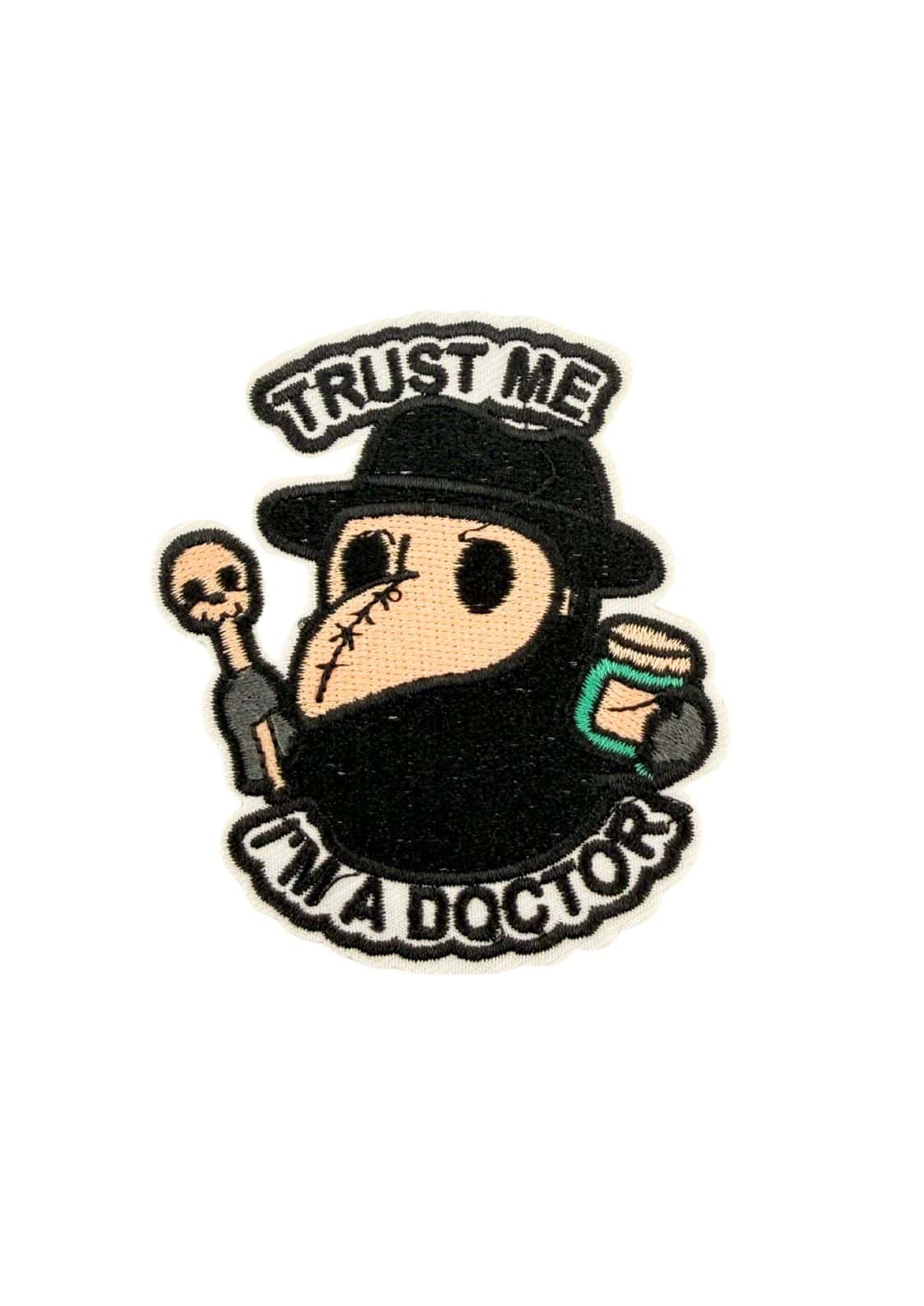 Gotischer Horror-Patch: Pestdoktor mit genähtem Gesicht, Totenschädel und grüner Flasche