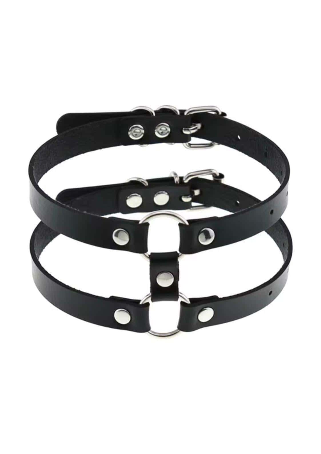 Schwarzer lederchoker mit silbernen o-ring akzenten two rows o-ring auffälliger gothic choker für alternative outfits