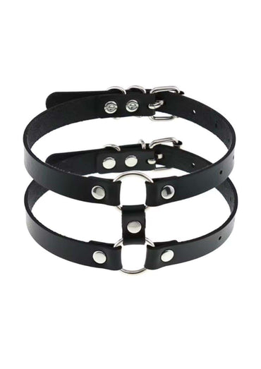 Schwarzer lederchoker mit silbernen o-ring akzenten two rows o-ring auffälliger gothic choker für alternative outfits