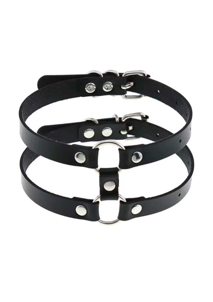 Schwarzer lederchoker mit silbernen o-ring akzenten two rows o-ring auffälliger gothic choker für alternative outfits