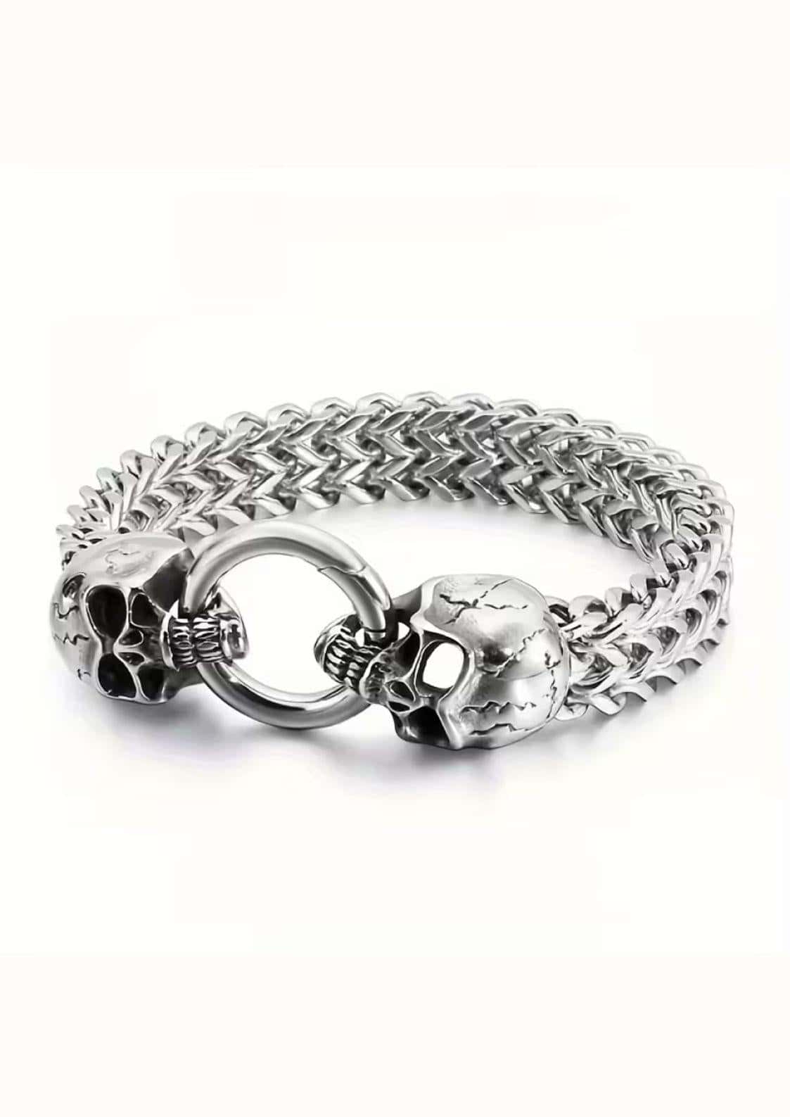 Zwei schädel gothic armband aus hochwertigem edelstahl mit silberfarbener kette und zwei detailreichen schädelverschlüssen