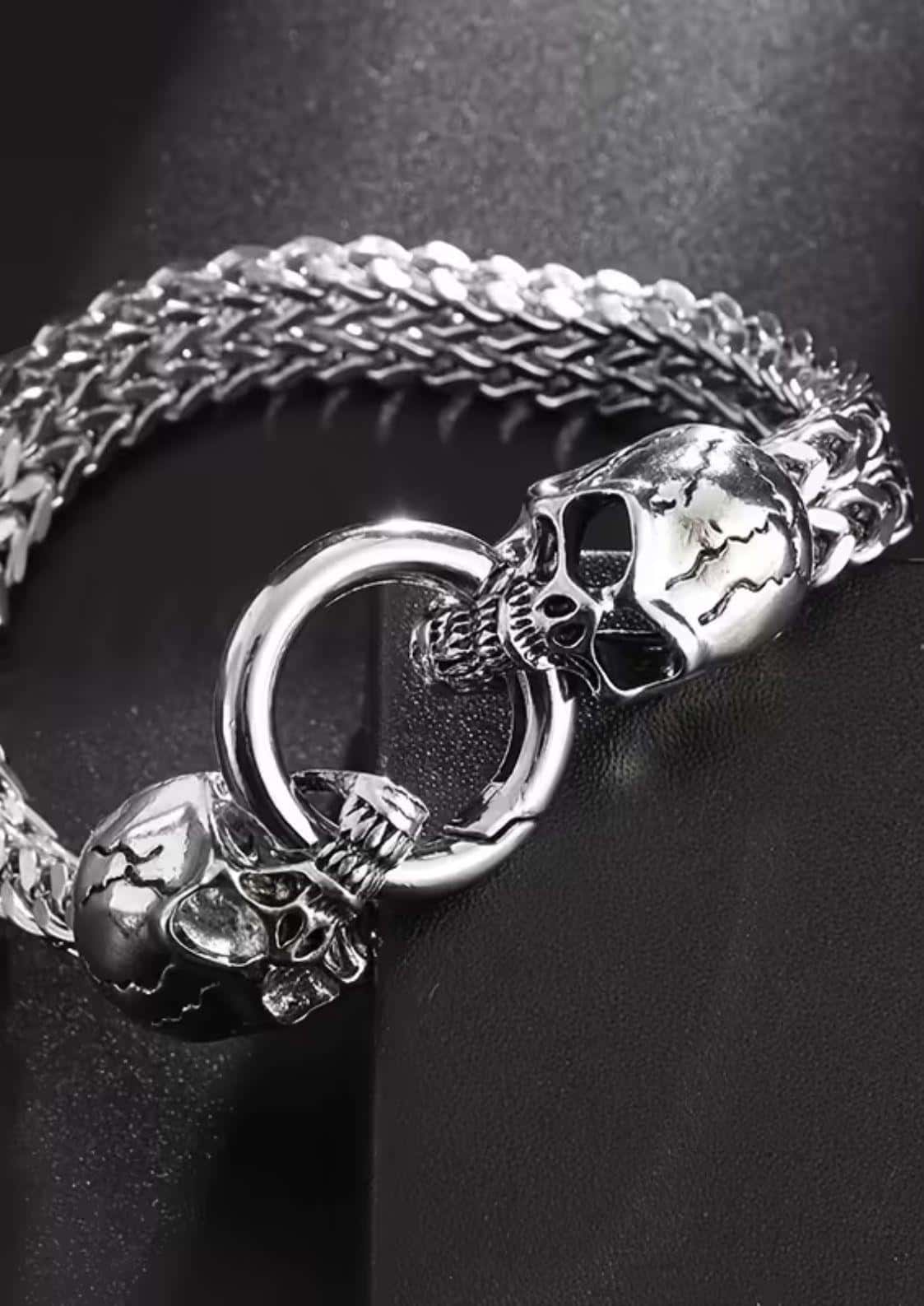 Zwei schädel gothic armband aus hochwertigem edelstahl mit silberner, geflochtener kette und detailliertem schädelverschluss