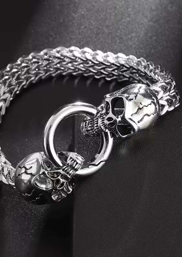 Zwei schädel gothic armband aus hochwertigem edelstahl mit silberner, geflochtener kette und detailliertem schädelverschluss