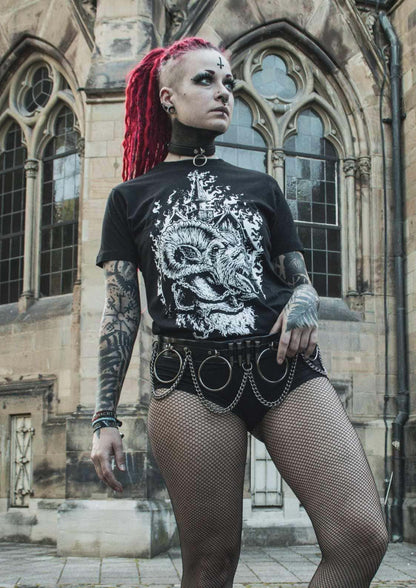 Schwarzes gothic t-shirt mit weißem grafikdesign eines ramschädels und burgmotiv, bitte unleashed goat shirt