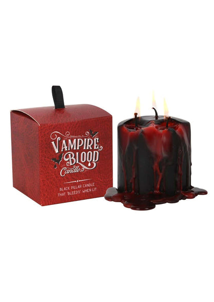Schwarze säulenkerze mit glänzender, dunkelroter wachsoptik, die wie blut tropft, vampire blood candle kerze