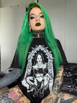 Schwarzes T-Shirt mit einer Gothic-Nonnen-Grafik.