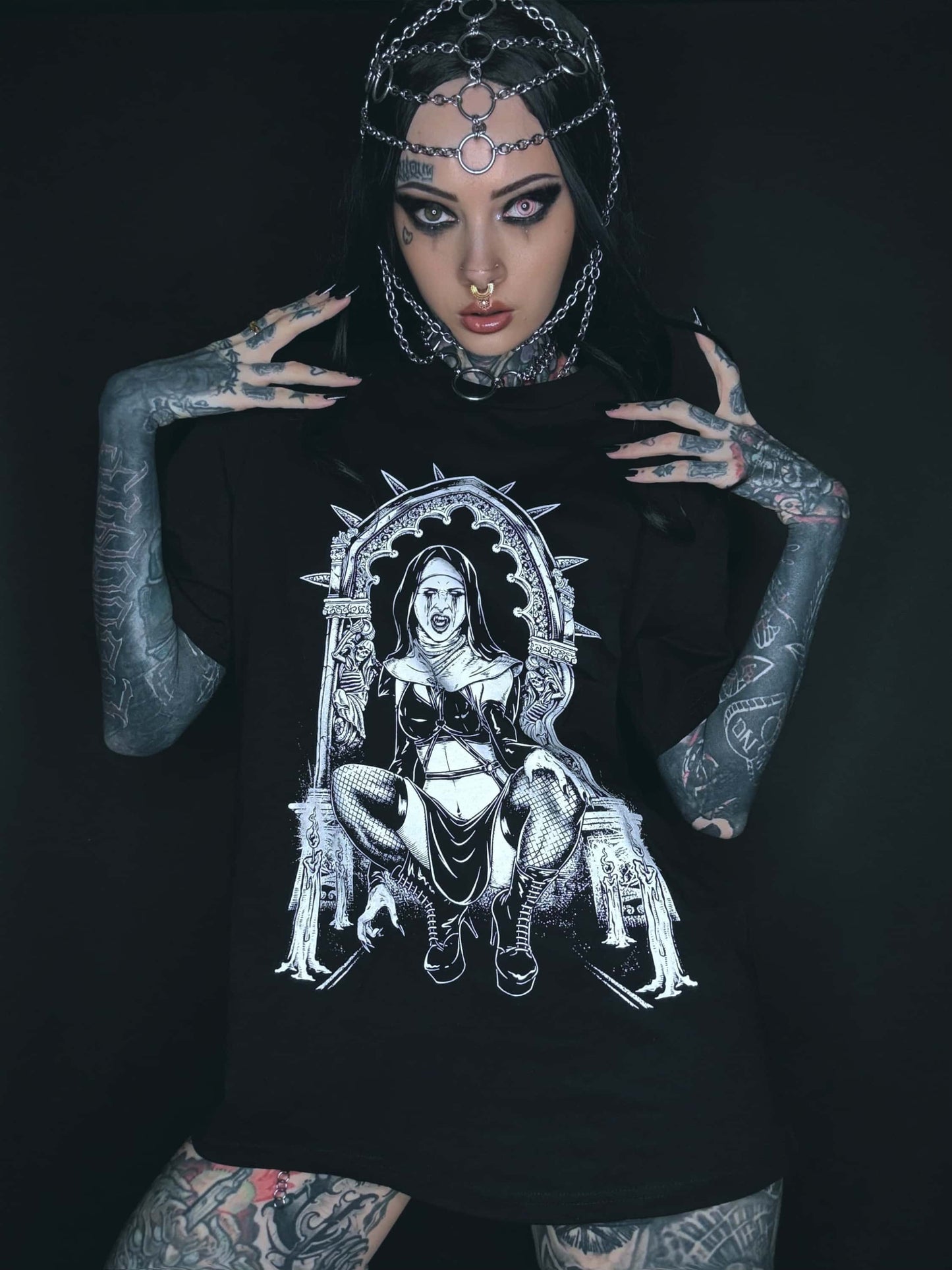 Schwarzes gothic t-shirt mit weißem horror grafik vampire nun sitzende figur und verzierte stachelbögen